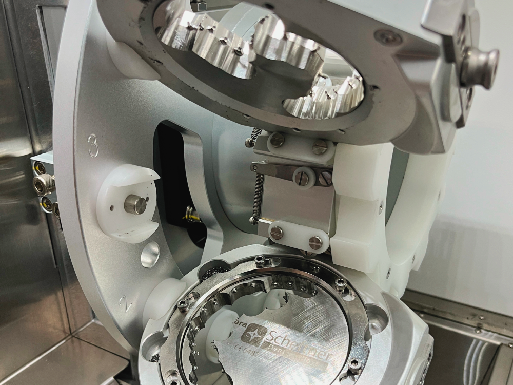 Spindle and disc holder inside a dental milling unit