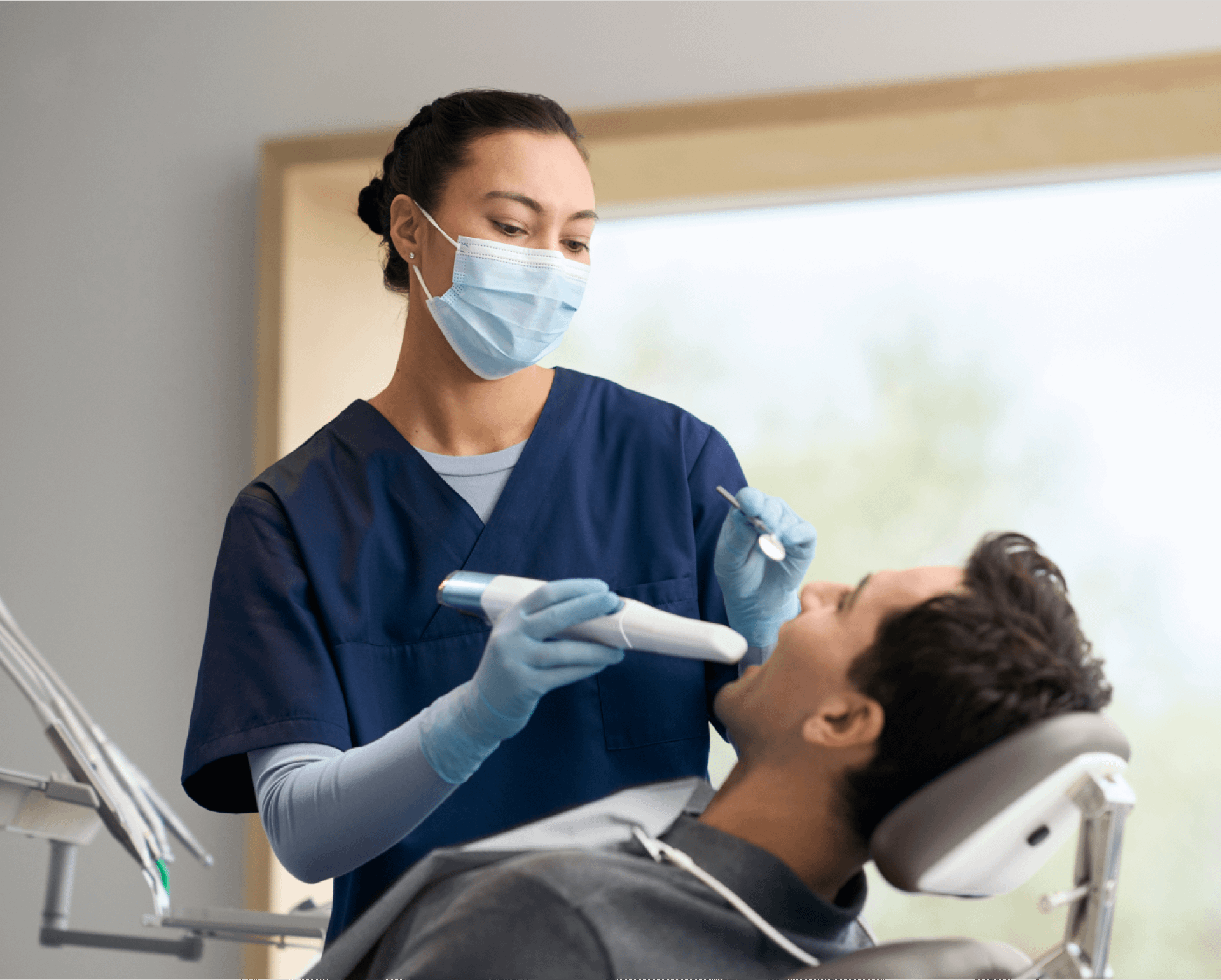 Dentist using TRIOS 6 scanner